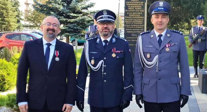 Medal „Za zasługi dla Policji” dla Starosty Przasnyskiego Krzysztofa Bieńkowskiego podczas uroczystości w Radomiu