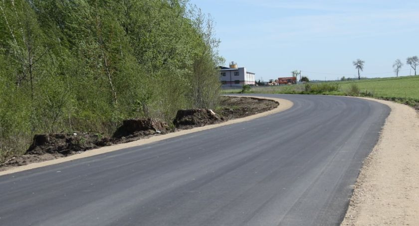 Na trasie do Kijewic nie ma już betonowych płyt – nowo wyremontowana droga powiatowa oficjalnie otwarta