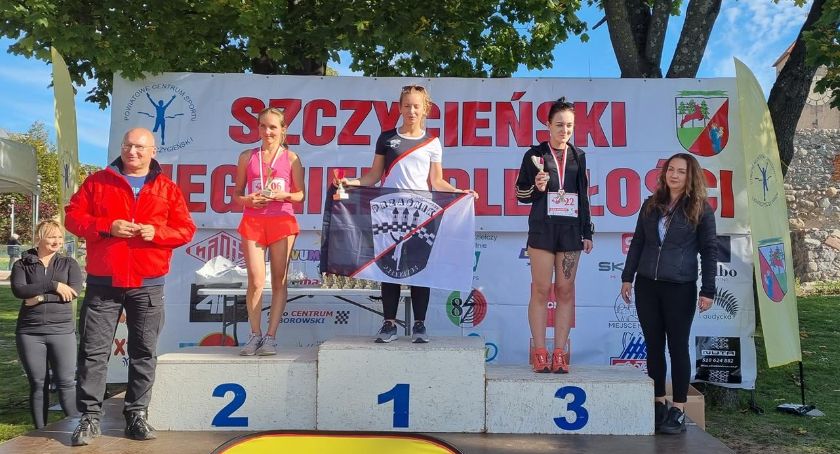 Biegli w Szczycieńskim Biegu Niepodległości. Wrócili z pucharami