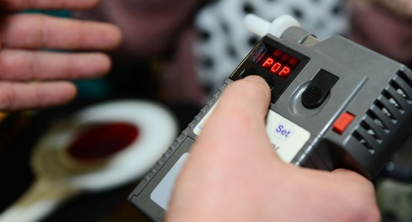 Zatrzymały nietrzeźwego kierującego samochodem