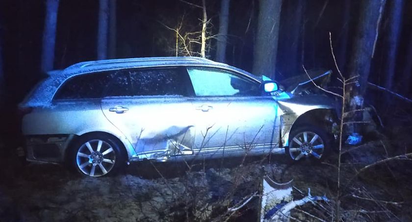 Zjechał z drogi uderzając w drzewo. Stracił prawo jazdy i został zatrzymany do wyjaśnienia