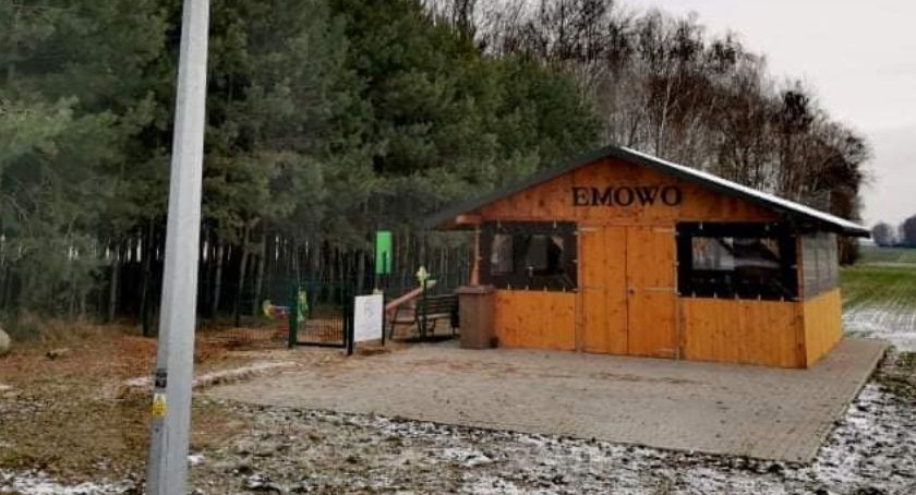 Budowa oświetlenia i montaż obiektów małej architektury w Emowie