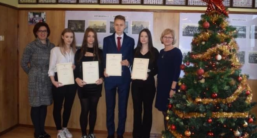 Stypendium Prezesa Rady Ministrów dla uczniów ZSP w Chorzelach.