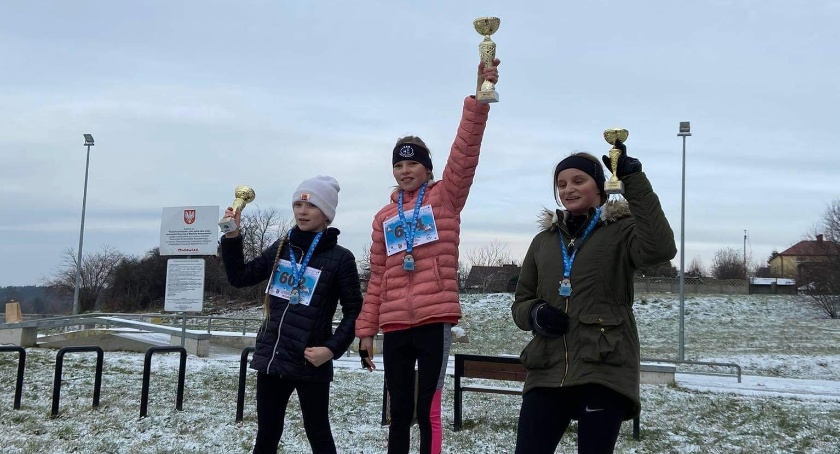 Biegacze z Gminy Przasnysz na podium w Makowskim Biegu Mikołajkowym