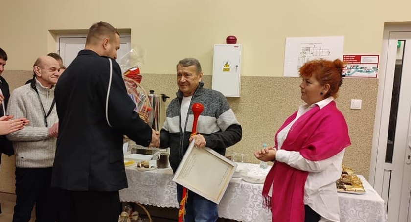 Spotkanie wigilijne w Starej Krępie. Strażacy i członkowie Orkiestry Dętej pożegnali Kapelmistrza Kazimierza Makowskiego