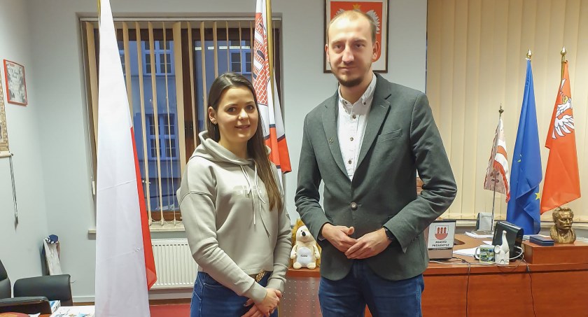 Burmistrz Przasnysza Łukasz Chrostowski złożył gratulacje Monice Góralczyk złotej medalistce 