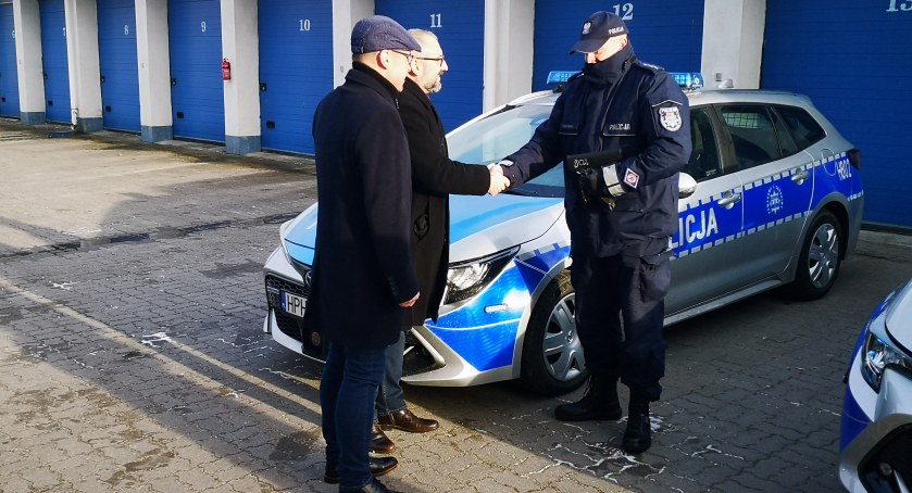 Starostwo dofinansowało zakup trzech radiowozów hybrydowych dla przasnyskiej policji!