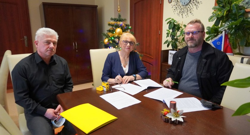 Chorzele: Podpisano umowy na kontynuację zimowego utrzymania dróg 