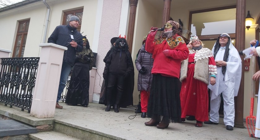 Charytatywnie, rajdowo i karnawałowo w chojnowskim Dworze