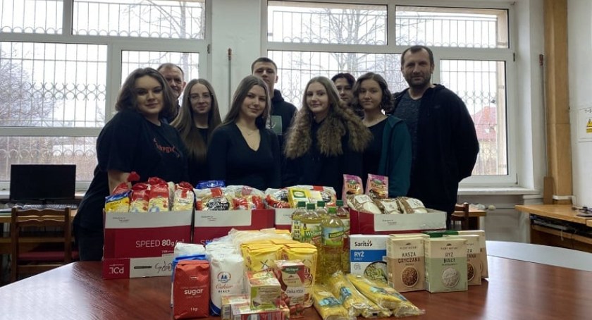 Kwotę 1700 zł. i około 50 kg produktów spożywczych zebrali uczniowie w ramach akcji Bądź z nimi