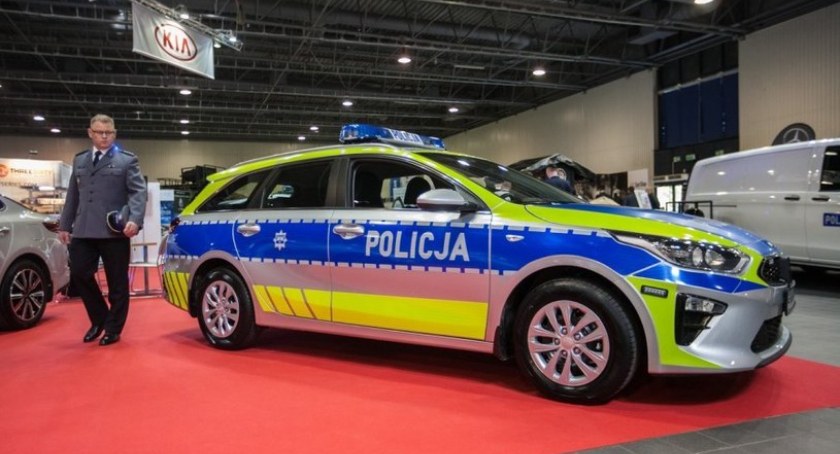 Radiowozy Policji zmienią wygląd - Zobaczysz je z daleka!