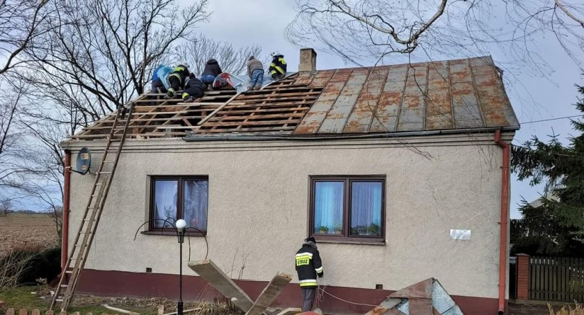 Pracowita sobota Strażaków. Ponad 50 zerwanych dachów 