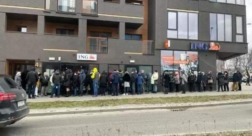 Kolejki przed bankomatami. Paniki ciąg dalszy