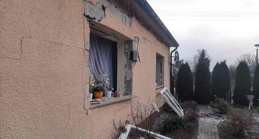 Po wybuchu gazu, doznali dużych strat materialnych. Rodzina prosi o pomoc