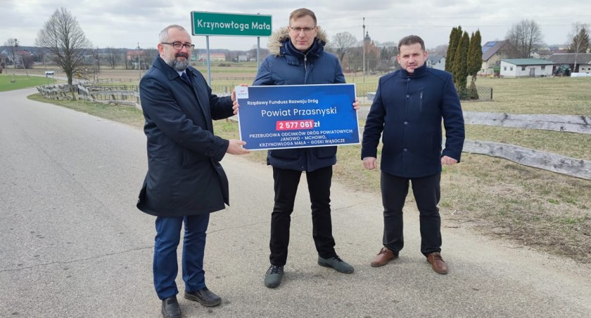 Władze Powiatu Przasnyskiego odebrały promesy na ponad 2,5 mln zł na przebudowę dróg powiatowych