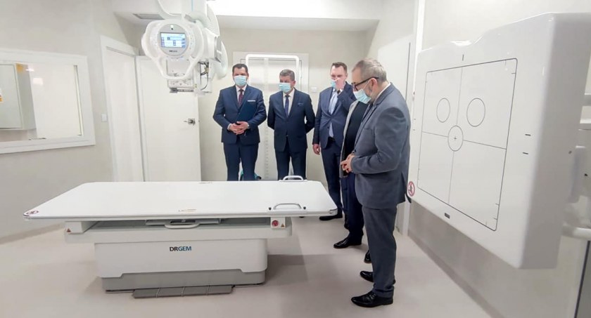 Przasnyski Szpital z nową praco­wnią rentgenowską i nowy ambulansem