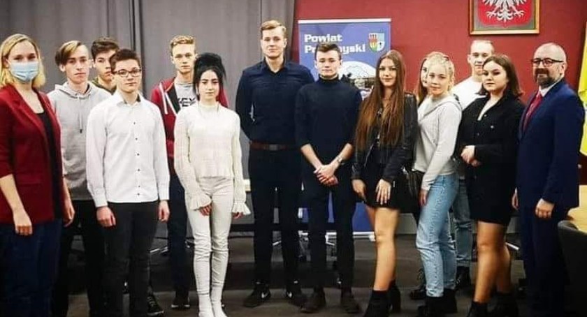 Młodzież za zwiększeniem budżetu na budowę odkrytej pływalni w Przasnyszu.