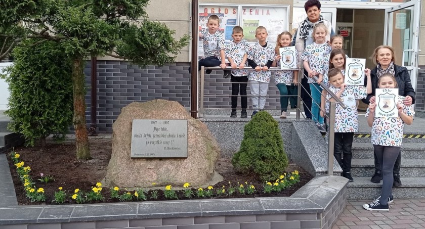 75. sadzonek kwiatów na 75 - lecie Szkoły Podstawowej nr 2