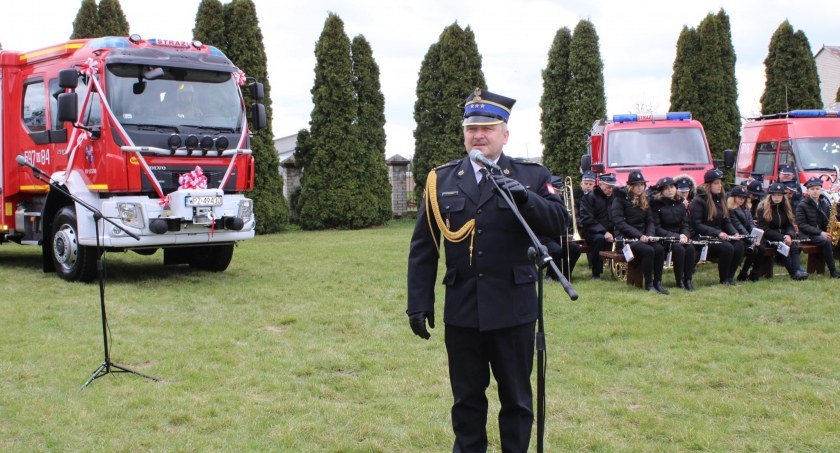 Uroczystość przekazania i poświęcenia średniego samochodu ratowniczo - gaśniczego dla jednostki Ochotniczej Straży Pożarnej w Lesznie