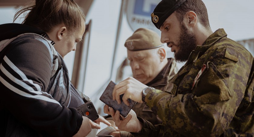 Mazowieccy terytorialsi ramię w ramię z armią kanadyjską na rzecz uchodźców. 