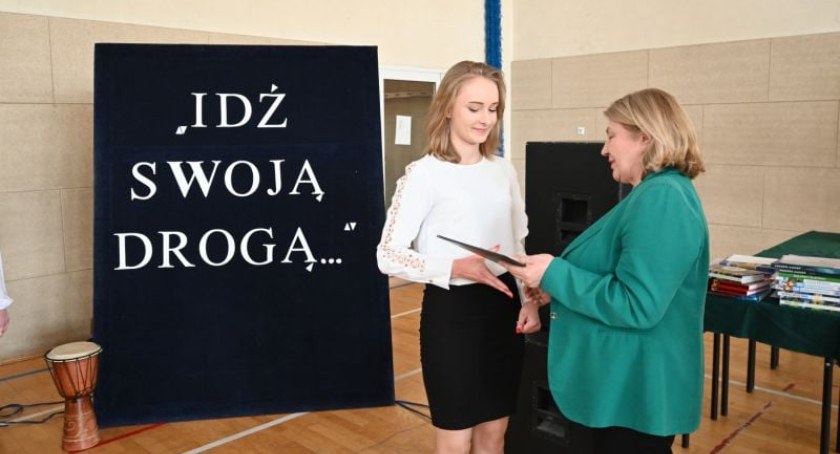 Gratulacje dla Karoliny Suwińskiej, najlepszej absolwentki LO im. KEN