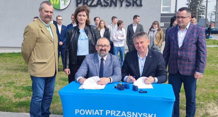TVP3 Warszawa o podpisaniu umowy na budowę basenów odkrytych w Przasnyszu