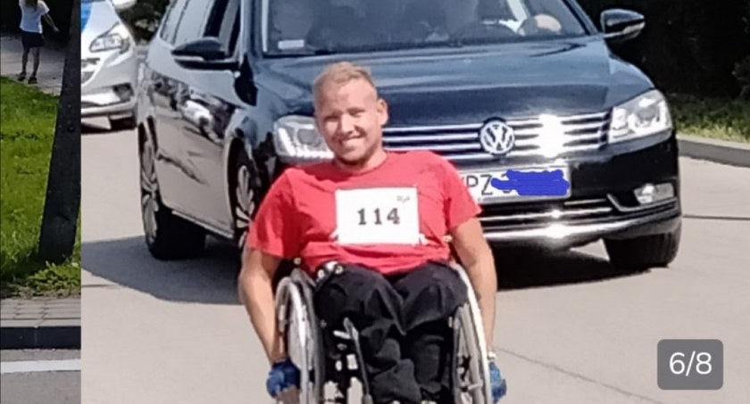 Adam z Jednorożca potrzebuje nowego wózka inwalidzkiego. Wesprzyj zbiórkę