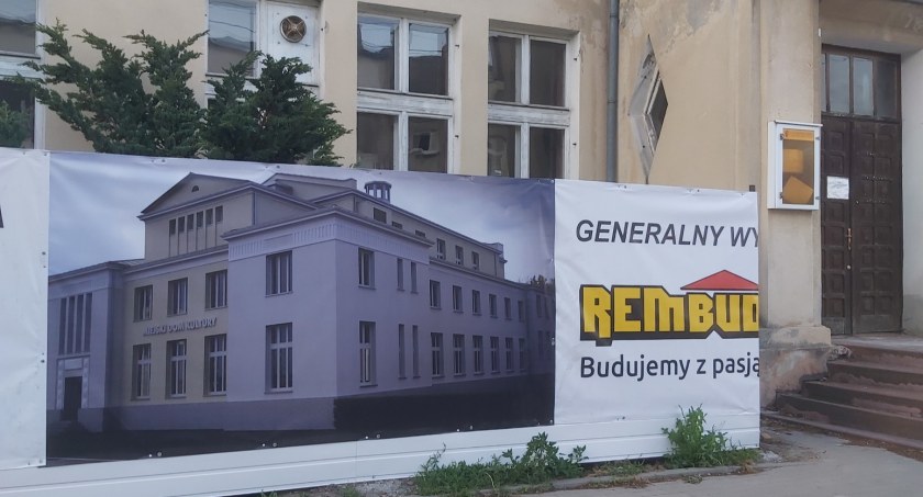 Wizualizacje zdobią ogrodzenie wokół remontowanego Miejskiego Domu Kultury