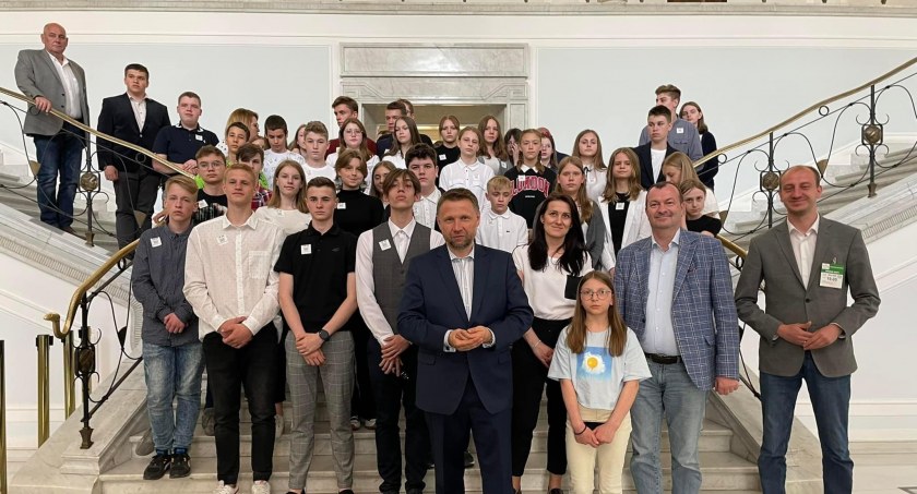 Laureaci konkursu wiedzy na temat Konstytucji 3 Maja odwiedzili Sejm RP