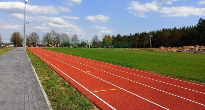 Dobiega końca przebudowa stadionu sportowego w Jednorożcu, realizowana ze wsparciem Powiatu Przasnyskiego