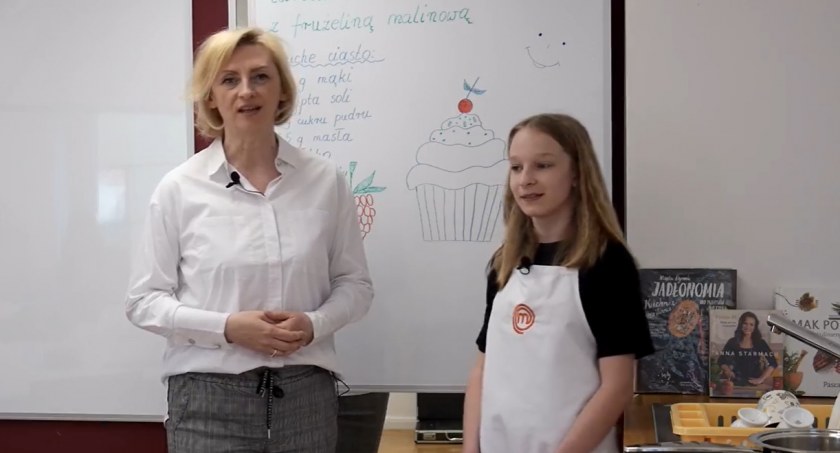 Lena Wierzbicka piecze z Biblioteką. [wideo]