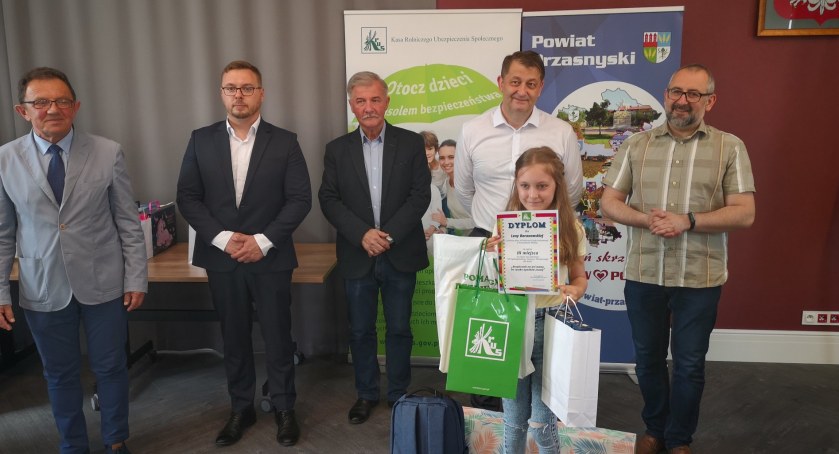 Młodzi laureaci konkursu plastycznego dla dzieci otrzymali wyróżnienia i nagrody