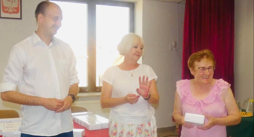 Opaski dla przasnyskich seniorów na start 
