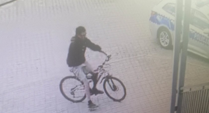 Kompletnie pijany przyjechał do komendy