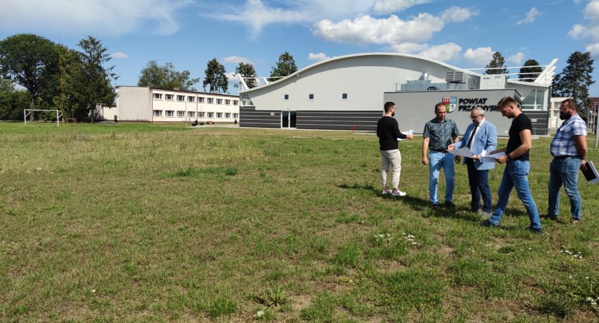 Rozpoczyna się budowa kompleksu odkrytych basenów przy ZSP w Przasnyszu! Wykonawca przejął plac budowy