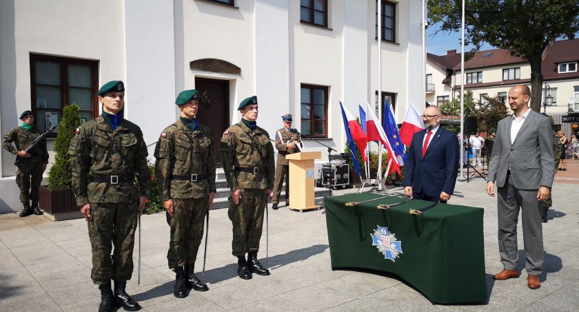 Przedstawiciele Starostwa Powiatowego w Przasnyszu uczcili Święto Wojska Polskiego