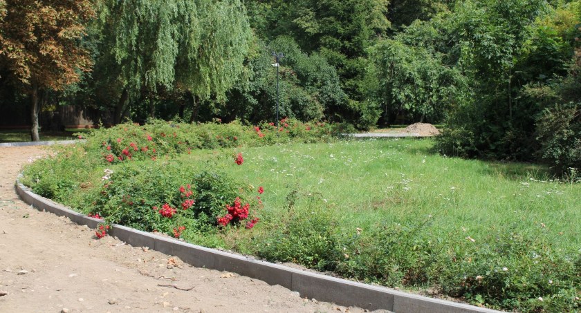 Trwa budowa i wymiana elementów infrastruktury w Parku Podworskim w Lesznie