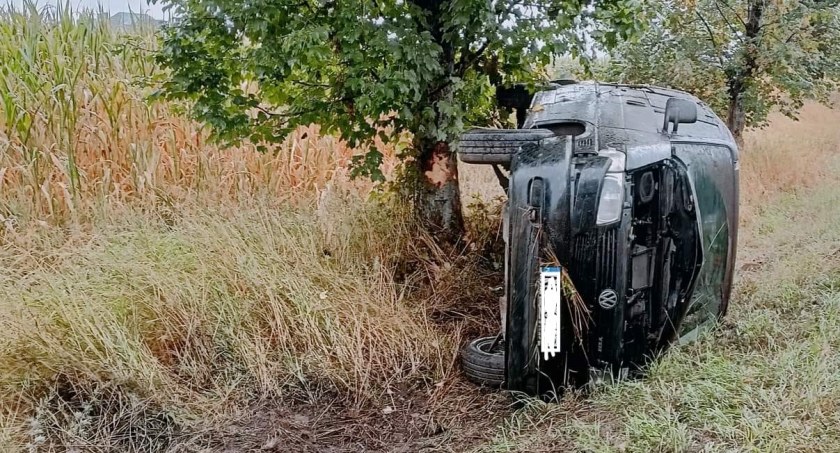 Wypadli z drogi. Dwie osoby trafiły do szpitala