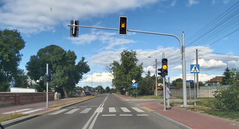 Sygnalizacja świetlna już działa. Mieszkańcy korzystają z bezpiecznego przejścia