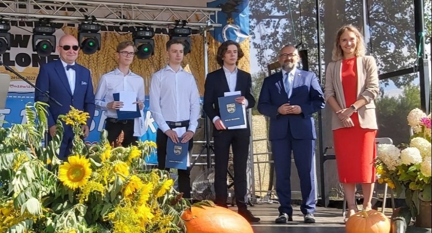 Najlepsi absolwenci Szkół Powiatu Przasnyskiego nagrodzeni