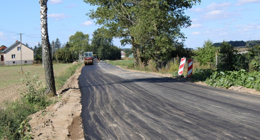 Trwa przebudowa dróg gminnych w Mirowie i Wyrębie Karwackim