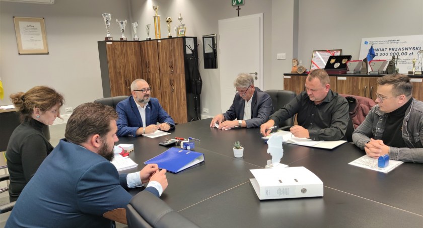 Rusza ogromna modernizacja dróg powiatowych. Starostwo podpisało umowy za ponad 23 mln zł!