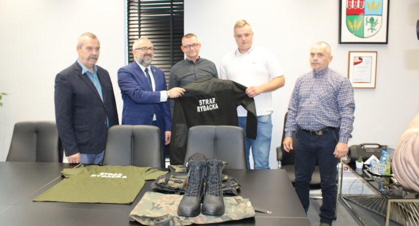 Zarząd Powiatu Przasnyskiego przekazał umundurowanie dla Społecznej Staży Rybackiej działającej na terenie powiatu