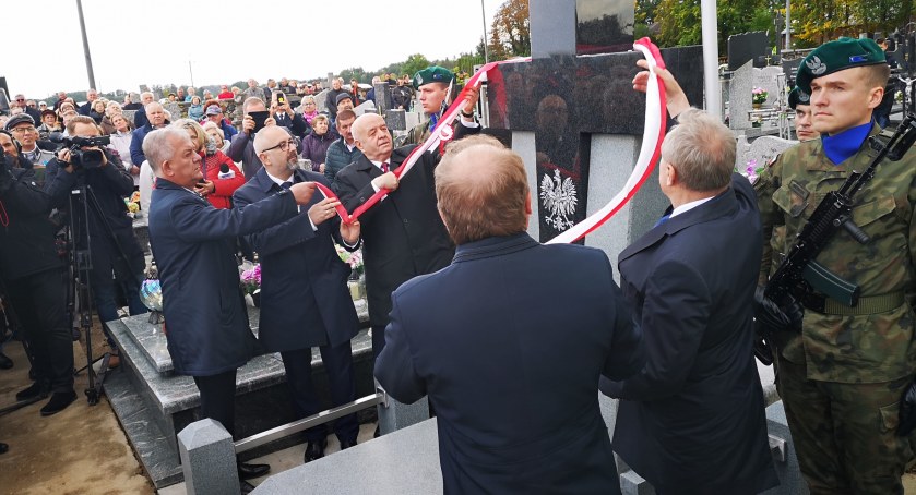 Pomnik Bohaterów Niepodległości w Pawłowie Kościelnym uroczyście odsłonięty.