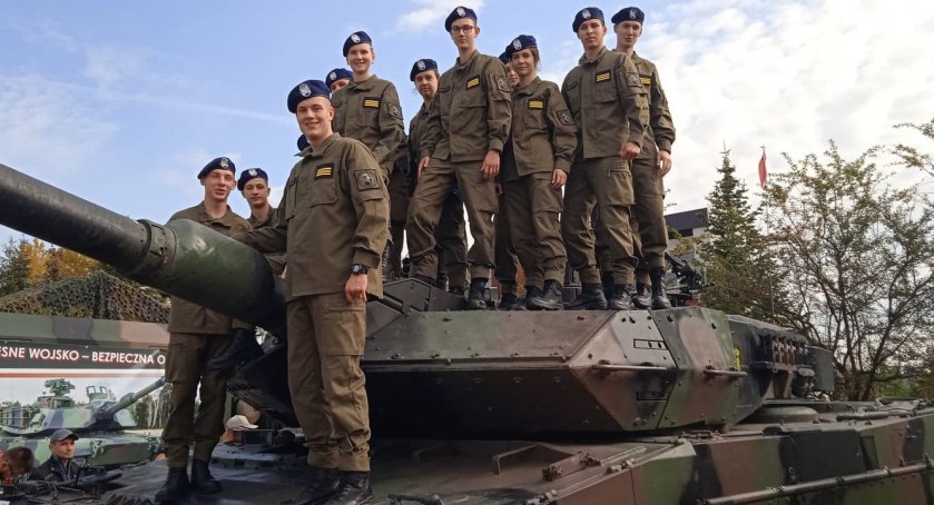 Uczniowie ZSP na Pikniku Wojskowym w Ciechanowie
