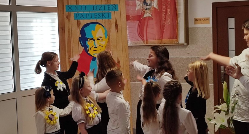 Uczniowie w Nowej Krępie upamiętnili papieża Jan Pawła II