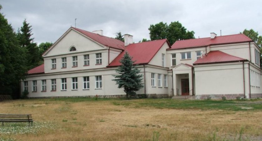 Budynek po byłej Szkole Podstawowej w miejscowości Obrąb sprzedany