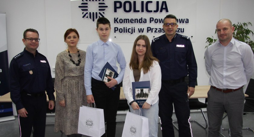 Przasnyscy laureaci konkursu plastycznego Bezpieczny konsument – to JA nogrodzeni