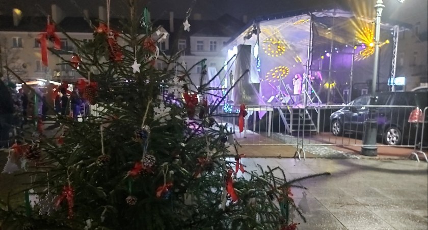Na przasnyskim Rynku Miejskim trwa I Jarmark Bożonarodzeniowy