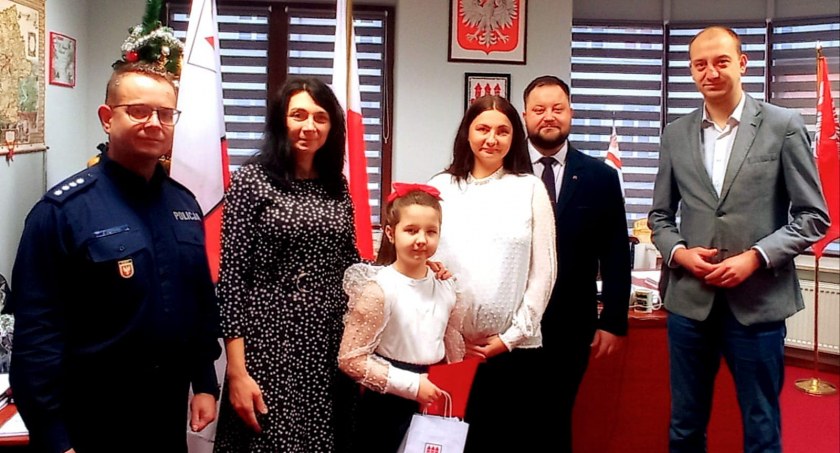 Mała bohaterka Kalina Szkalińska - uczennica SP1 - pomogła mamie po wypadku drogowym